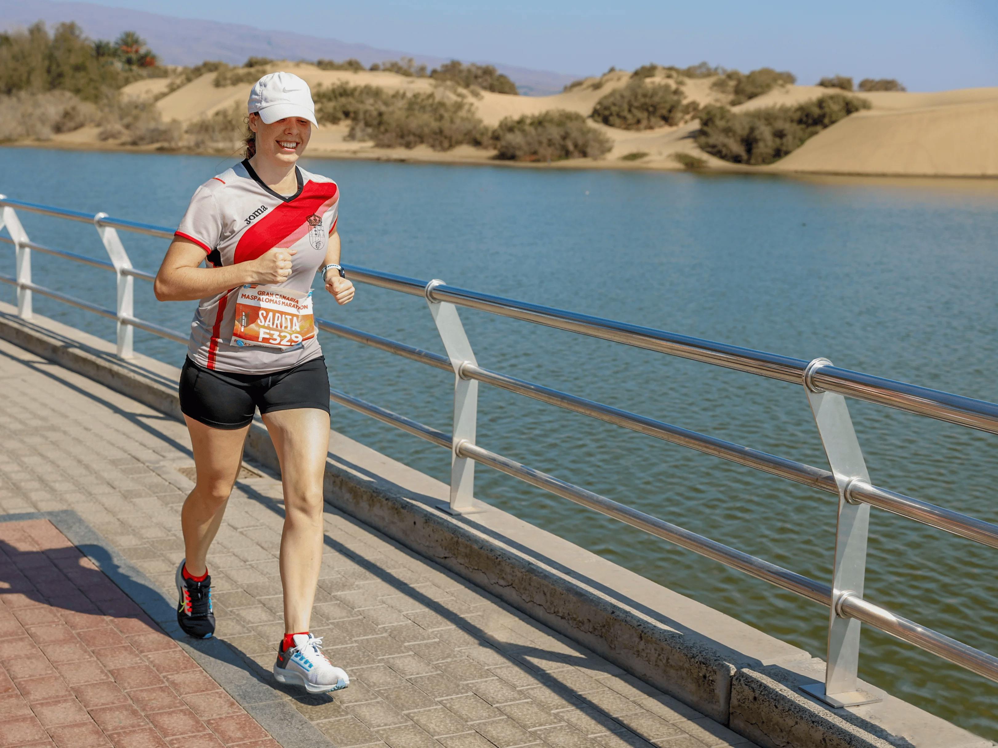 Sarita Gil corriendo el maratón de maspalomas