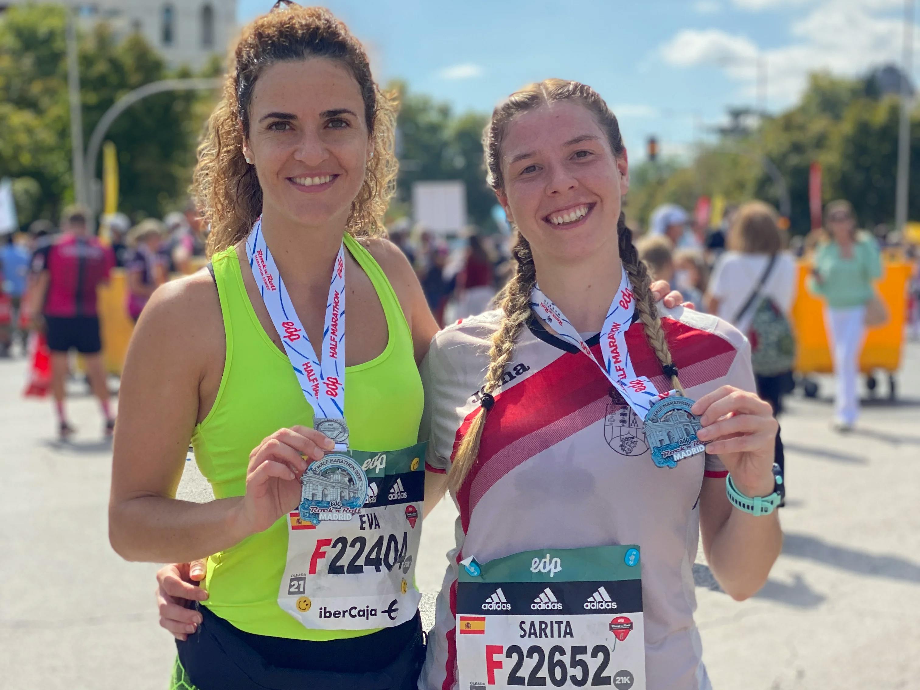 Sara y Eva después de la media maratón de Madrid