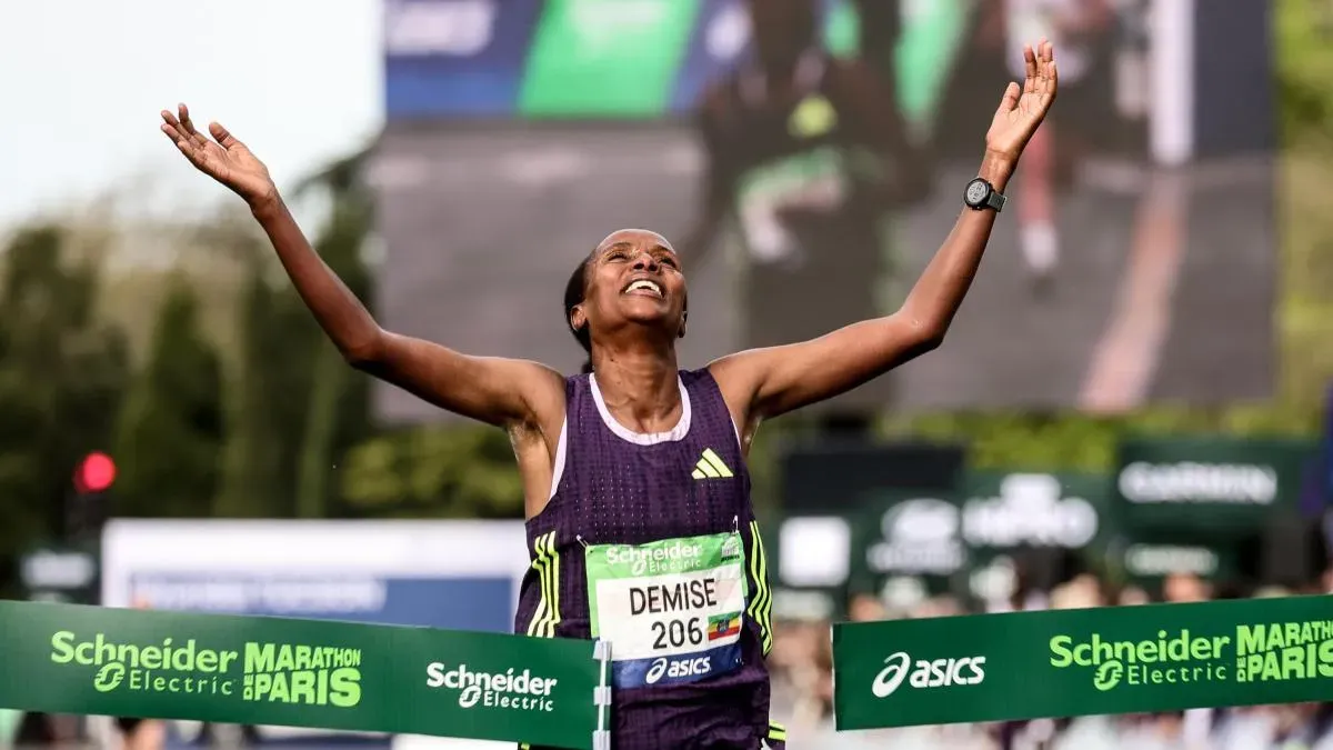 Shure Demise en la meta del Maratón de París